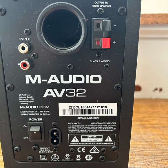M audio powered studio speakers - Picture 2 of 3